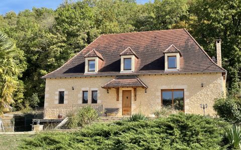 In the Périgord Noir, large recent Périgourdine house of about 280 m² living space with a large living room of 120 m². Swimming pool.