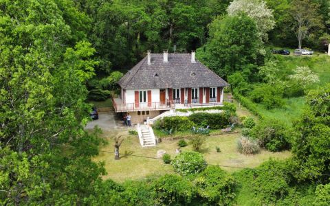 Exclusive. On the heights of Montignac-Lascaux, quiet and only 1 km from the village, house from 1970 to refresh.