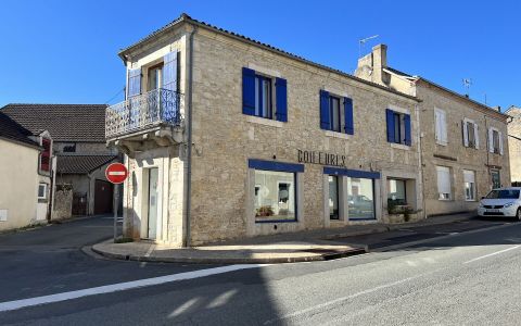 In Périgord Noir, halfway between Périgueux and Brive and 15 minutes from Montignac-Lascaux, apartment building comprising a hairdressing salon on the ground floor and a flat on the first floor.