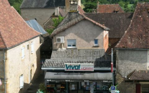 In the Périgord Noir, in the centre of a village in the beautiful and much sought-after Vézère Valley, grocery/tobacco shop and comfortable flat with outdoor area. Business premises with substantial turnover.