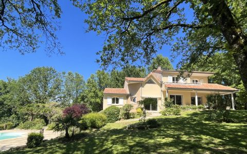 Superb location for this property in Périgord Noir with swimming pool and tennis court set in almost one hectare.