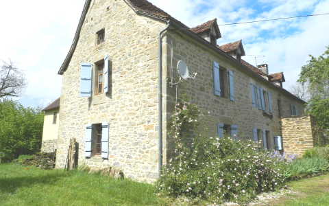 Character stone property comprising a house and barn set in 894 m² of grounds with swimming pool.