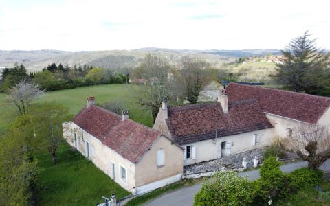 Old farmhouse to restore on the heights of Le Bugue with 2000m² of land