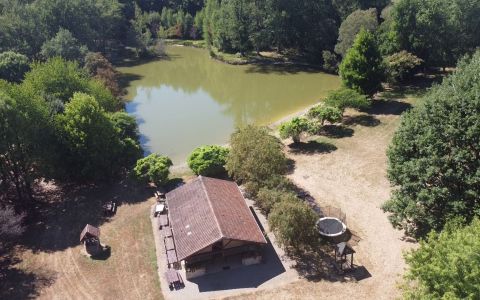 Campsite and a pond surrounded by woods, with house and barn on 12 hectares