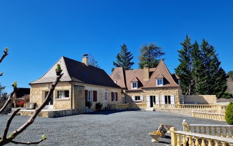 Beautiful stone ensemble of 3 houses, on high ground with magnificent views and land of 2 ha38 a 50ca. 4 kms from the shops of Le Bugue.