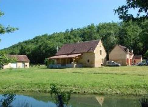 Propriété en Périgord Noir comprenant une maison d'habitation et deux gîtes sur un terrain attenant de 2,8 hectares environ avec étang et tennis.