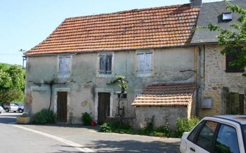 En Périgord Noir, maison à rénover entièrement sur la place du village d' AUBAS.
