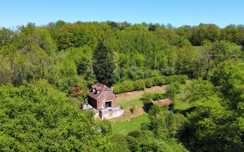 In Périgord Noir, barn restored into a house of about 70 m² living space. Nice view over the surrounding countryside, quiet situation. Land of about 4000 m² with workshop. Above ground pool.
