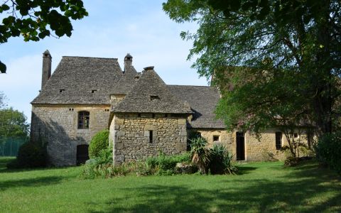 Périgord Noir, beautiful property with character, situated on the heights between Montignac and Sarlat. Quiet and not isolated situation, nice orientation, flat and landscaped land of about 5000 m².