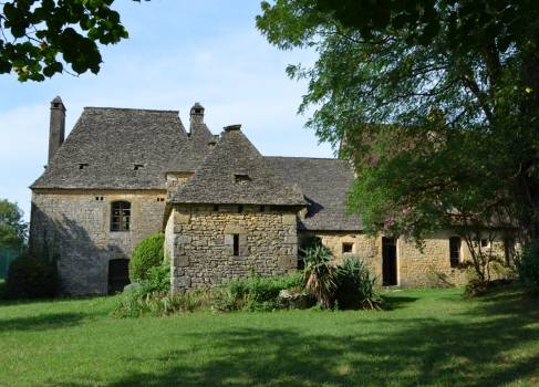 Périgord Noir, belle propriété de caractère dans son jus, située sur les hauteurs entre Montignac et Sarlat. Situation calme et non isolée, belle orientation, terrain plat et paysagé d'environ 5000 m².