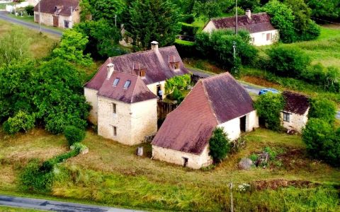 Périgord Noir, dans une vallée calme, entre Montignac, Plazac et Thenon, propriété de caractère comprenant la maison et une belle grange sur un terrain de 2400 m² environ.