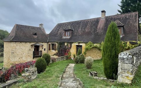 Exclusive: Périgord Noir, in a quiet valley, between Montignac, Plazac and Thenon, property of character comprising the house and a beautiful barn on a plot of 2400 m².