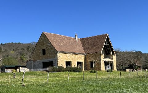 Perfectly located on the heights of Montignac with nice view in a preserved area, superb stone building to finish. Remarkable masonry. Surface of about 300 m².