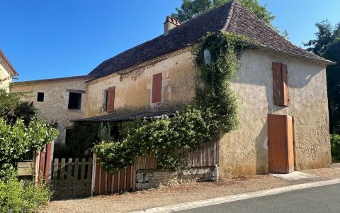 Près de Bergerac, dans le village de LAMONZIE-MONTASTRUC, ancienne maison en pierre avec dépendance. Beau potentiel.