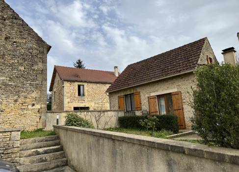 Proche de Sarlat et à 20 minutes de Montignac-Lascaux, ensemble de trois maisons rénovées et d'une grange sur terrain d'environ 3400 m².
