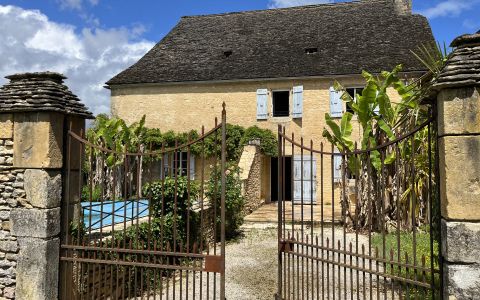 Character property with swimming pool in the Vézère Valley, 5 minutes from Montignac. Beautiful house with a large living room, outbuilding. Garden of about 1800 m².

