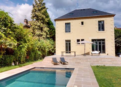 Belle maison de village, très lumineuse, entièrement restaurée en 2023 avec jardin d'environ 1400 m². Superbe piscine équipée. Bâtisse refaite à neuf ( charpente, toiture, chauffage, huisseries,...).