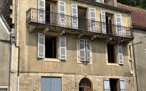 In Périgord Noir, in Montignac-Lascaux, within walking distance of shops, town house with approx. 200 m2 living space and small outdoor area. Needs updating. Rental potential.