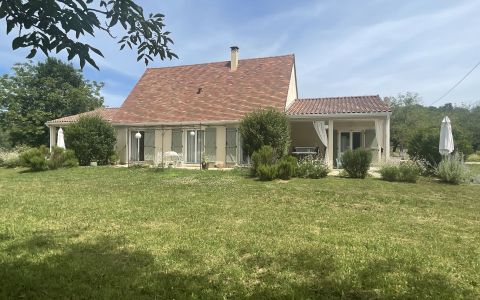 5 kms from MONTIGNAC_LASCAUX, contemporary house offering a home and two independent studios and land.