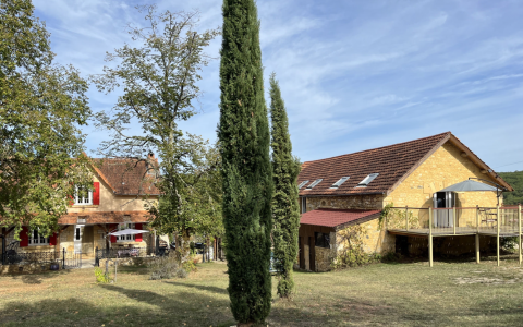 Propriété sur 8ha9, avec maison principale, et grange aménagée en deux gîtes. Situation calme dans un hameau à 5 minutes de Montignac-Lascaux.