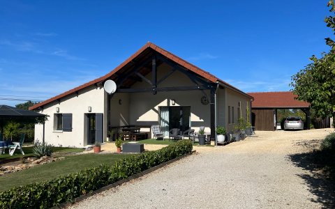 Between Sarlat and Montignac, in a quiet location, recent house with swimming pool set in 1700 m2 grounds. All in immaculate condition.