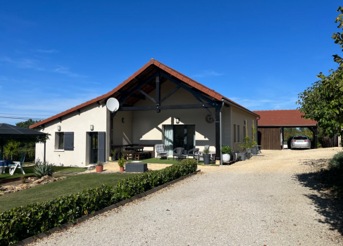 Entre Sarlat et Montignac, au calme, maison récente avec piscine sur terrain de 1700 m2. Ensemble impeccable.