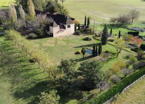 Idéalement située sur les hauteurs de Montignac-Lascaux, propriété de caractère en pierres et lauzes de plus de 250m2 habitables avec piscine et dépendances sur plus de 8000 m2 de terrain. A voir.