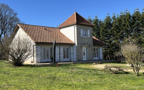 In Périgord Noir, 15 minutes from Montignac, traditional house with 130 m² living space, garage/workshop and approx. 5500 m² of land.