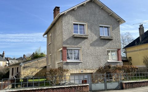 In the centre of MONTIGNAC with garden, bright house with approx. 80 m² of living space, completely renovated in 2016.