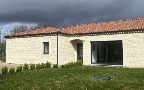 Between Sarlat and Montignac-Lascaux, a large, very comfortable (energy A-rated), bright contemporary 4-bedroom  house with a superb 180m² of living space,  plus attached double garage. Enclosed garden of 2157 m².