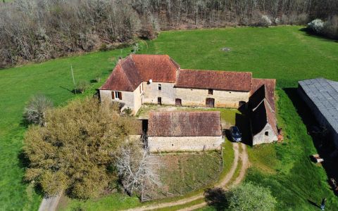 In Périgord Noir, close to one of the most beautiful villages in the Vézère Valley, magnificent old farmhouse and its numerous outbuildings, in need of renovation, set in over 1.5 hectares of land. A rare find!
