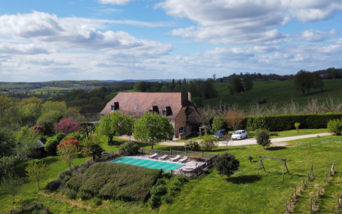 Close to the Château d'Hautefort, beautiful, fully renovated character house with grounds and swimming pool. Breathtaking views of the surrounding area.