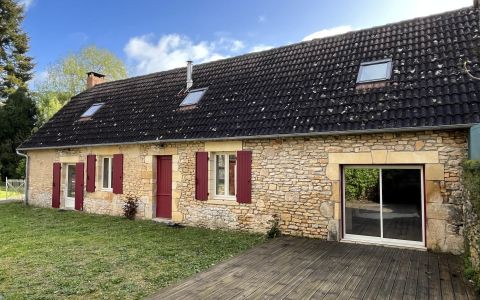 In the Périgord Noir, two minutes from Montignac town centre, immaculate stone house with courtyard and garden.