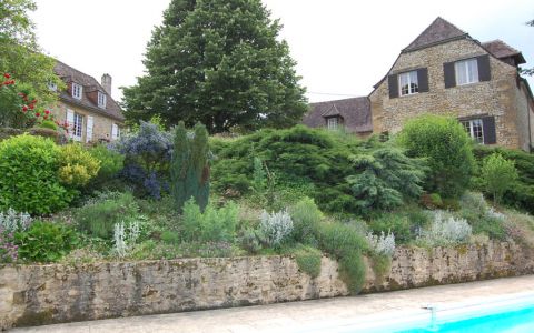 En Périgord Noir, Grande et belle  maison en pierre avec piscine, dépendances et vue imprenable sur 12 hectares de terrain.