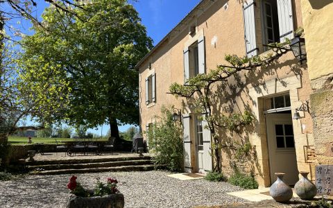 En Périgord Noir, entre Vallée Dordogne et Vallée Vézère, au calme et sur hauteurs, très bel ensemble sur 3 hectares avec maison principale, gîte (ou maison d'amis), dépendances et piscine.