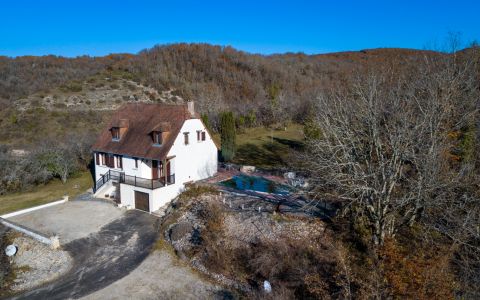 Salignac, large and comfortable 7 bedroom house, pool and views.