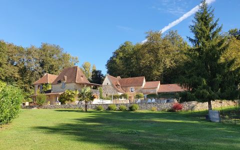 MAGNIFICENT ESTATE WITH MAIN HOUSE, THREE EXCELLENT GITES, CHAMBRE D'HOTE, HEATED SWIMMING POOL AND JACUZZI AND OUTBUILDINGS,  CLOSE TO LES EYZIES. DEP0809