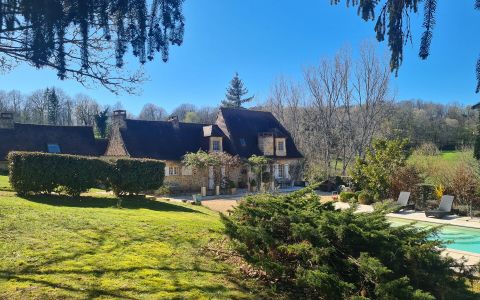 CHARMING STONE 6-BEDROOM PROPERTY NEAR LES EYZIES. MAIN HOUSE & GUEST HOUSE. SWIMMING POOL. PEACEFUL LOCATION OF 2.5 ACRES.