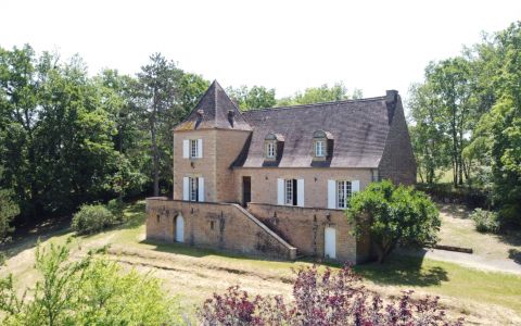 SUPERB 5-BEDROOM HOUSE SET IN 2 HECTARES (4.5 ACRES) OF PARKLAND IN A TRANQUIL LOCATION NEAR LES EYZIES. DEP0822