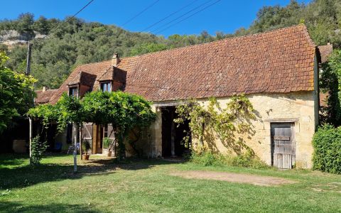 LES EYZIES - Stone house for sale with 3 bedrooms, barn and garden.