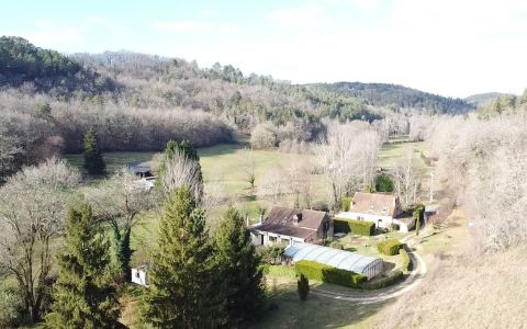 Former Périgord farm set in 10 hectares in the heart of a pretty valley with a stream running through it.