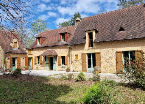 Ancienne maison en pierre restaurée de 175m² habitables sur un magnifique terrain de 4 hectares en situation privilégiée.