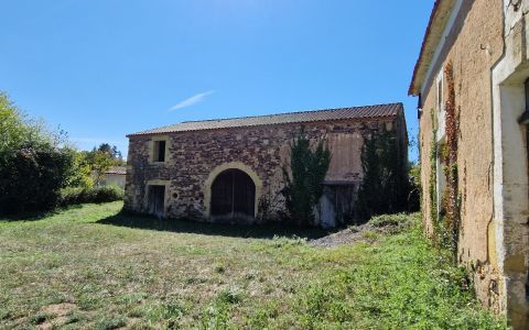 Sud Dordogne, dans hameau, Ancien corps de ferme en pierres à restaurer .
