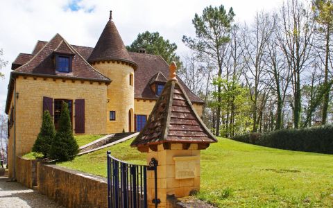BEAUTIFUL, VERY WELL LOCATED FOUR-BEDROOM SUBSTANTIAL PROPERTY WITH SWIMMING POOL AND LOVELY GARDENS CLOSE TO A STUNNING DORDOGNE-RIVERSIDE VILLAGE WITH AMENITIES.AP2475