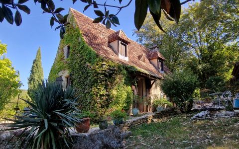 Set in beautiful surroundings, this Perigord-style stone property comprises two houses on more than 1 ha of land.