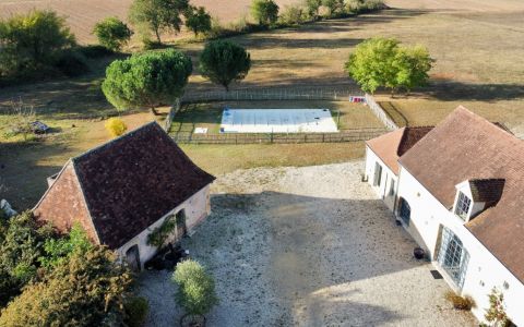 Superb property of over 400 square metres with outbuildings, ideal for a gîte or chambres d'hôtes, situated on the plain of Le Bugue, less than 4 kilometres from the centre. 